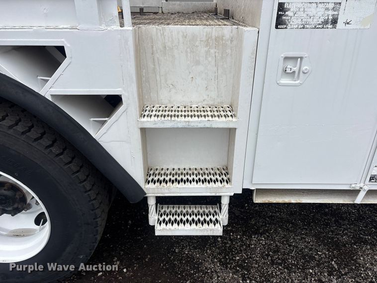 image for item EG9106 1999 International 4900 crane truck