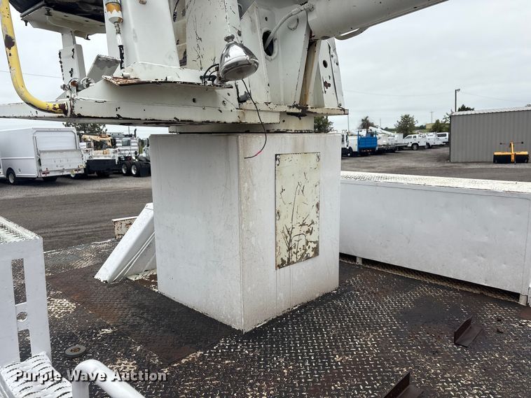 image for item EG9106 1999 International 4900 crane truck