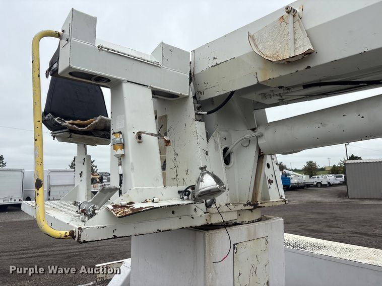image for item EG9106 1999 International 4900 crane truck