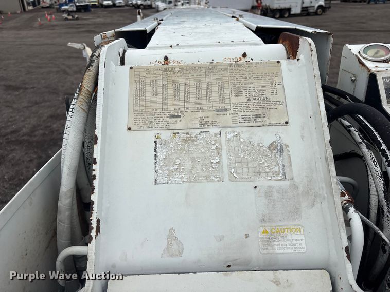 image for item EG9106 1999 International 4900 crane truck
