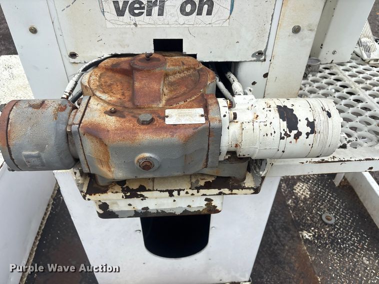 image for item EG9106 1999 International 4900 crane truck