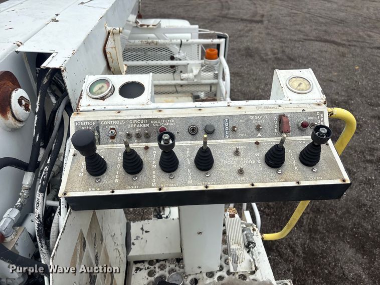 image for item EG9106 1999 International 4900 crane truck