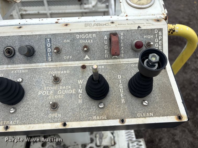 image for item EG9106 1999 International 4900 crane truck