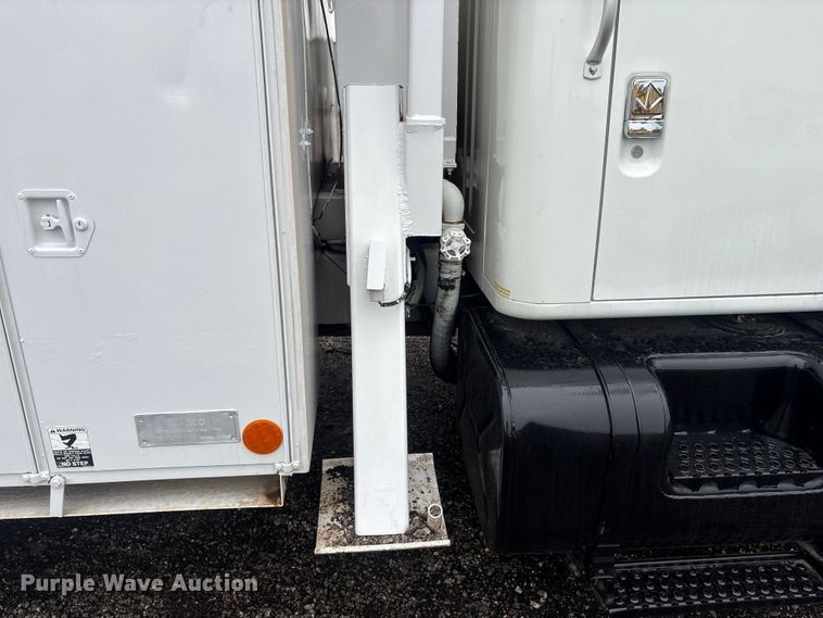 image for item EG9106 1999 International 4900 crane truck