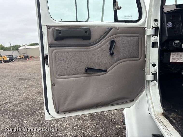 image for item EG9106 1999 International 4900 crane truck