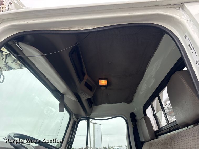 image for item EG9106 1999 International 4900 crane truck