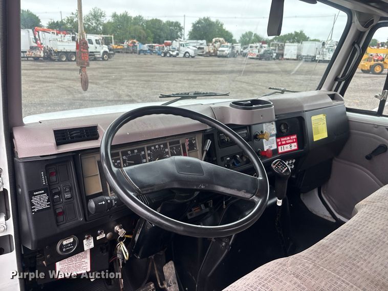 image for item EG9106 1999 International 4900 crane truck