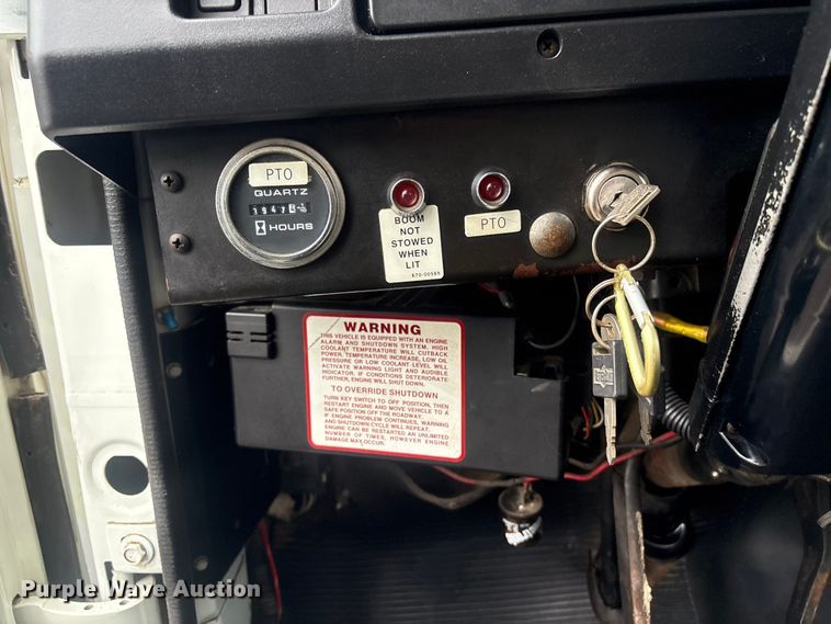 image for item EG9106 1999 International 4900 crane truck