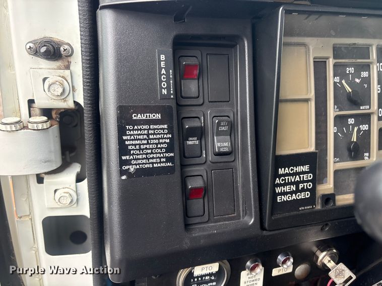 image for item EG9106 1999 International 4900 crane truck