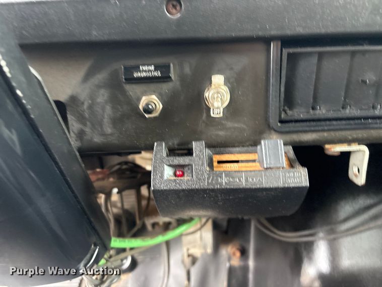 image for item EG9106 1999 International 4900 crane truck