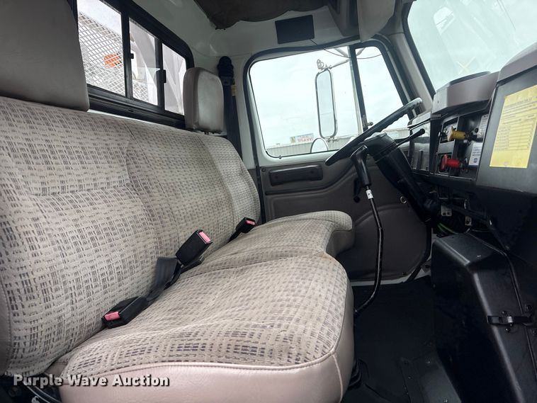 image for item EG9106 1999 International 4900 crane truck
