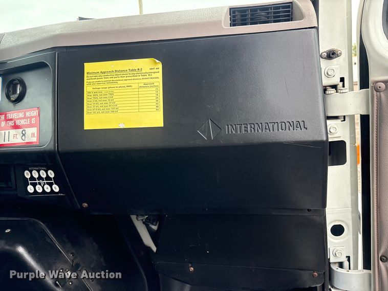 image for item EG9106 1999 International 4900 crane truck