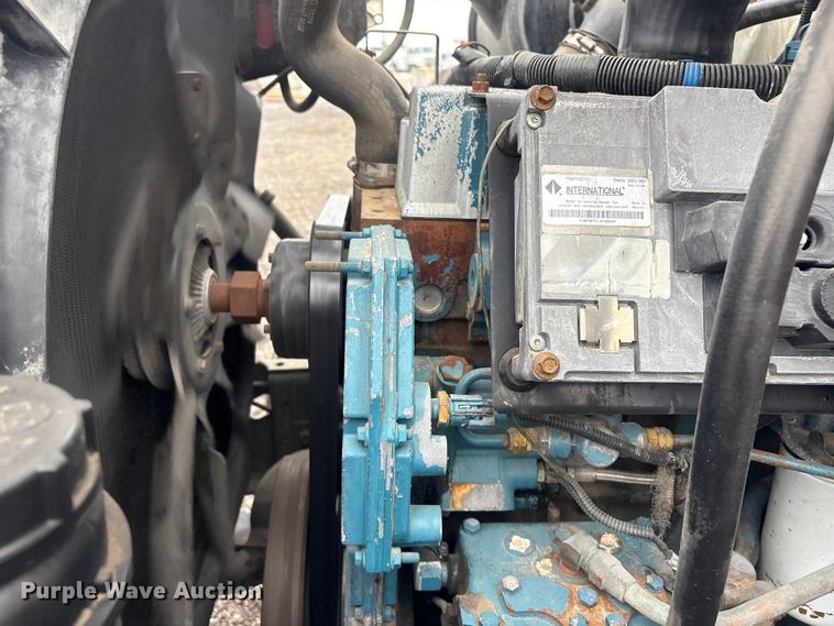 image for item EG9106 1999 International 4900 crane truck