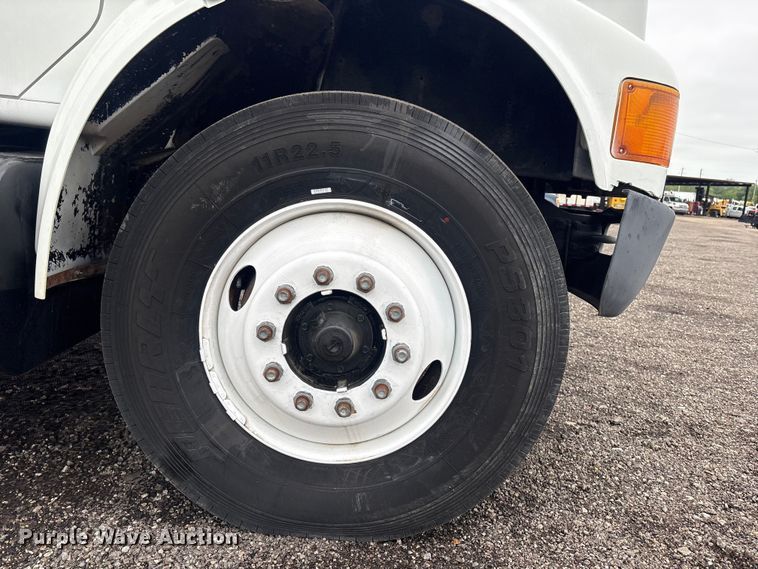 image for item EG9106 1999 International 4900 crane truck