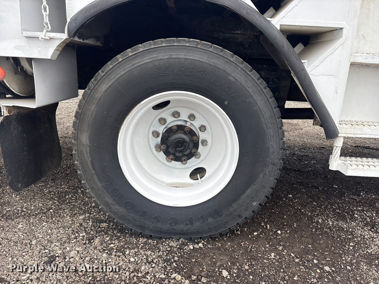 image for item EG9106 1999 International 4900 crane truck