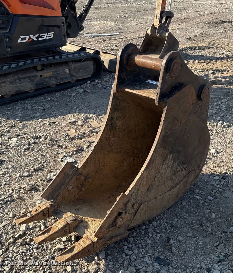 image for item EM2368 Diesel excavator bucket