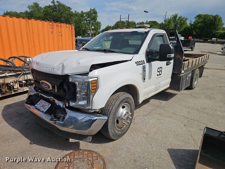 2018 Ford F350 Super Duty flatbed pickup truck