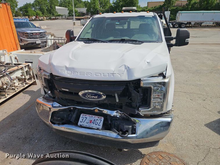 image for item EO7353 2018 Ford F350 Super Duty flatbed pickup truck