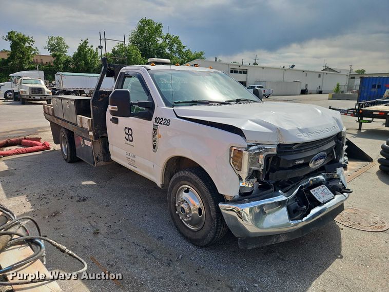 image for item EO7353 2018 Ford F350 Super Duty flatbed pickup truck