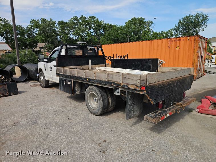 image for item EO7353 2018 Ford F350 Super Duty flatbed pickup truck