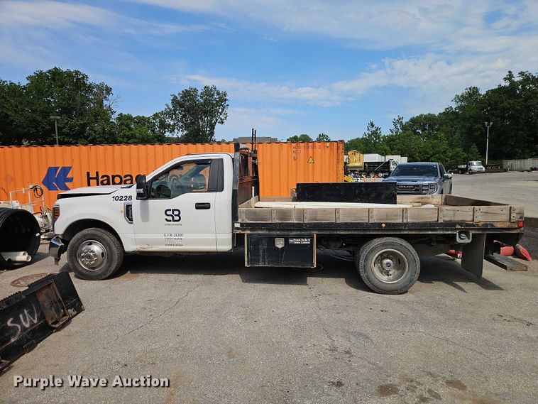image for item EO7353 2018 Ford F350 Super Duty flatbed pickup truck