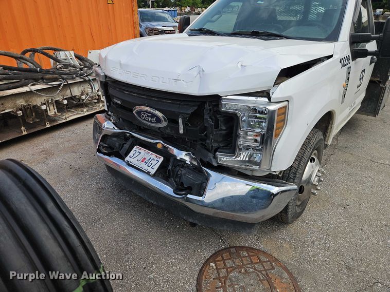 image for item EO7353 2018 Ford F350 Super Duty flatbed pickup truck