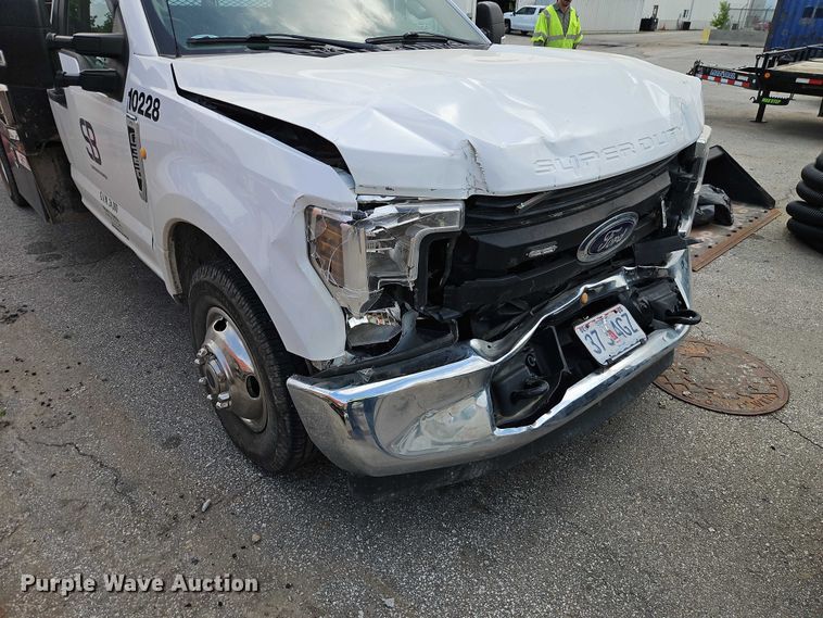 image for item EO7353 2018 Ford F350 Super Duty flatbed pickup truck