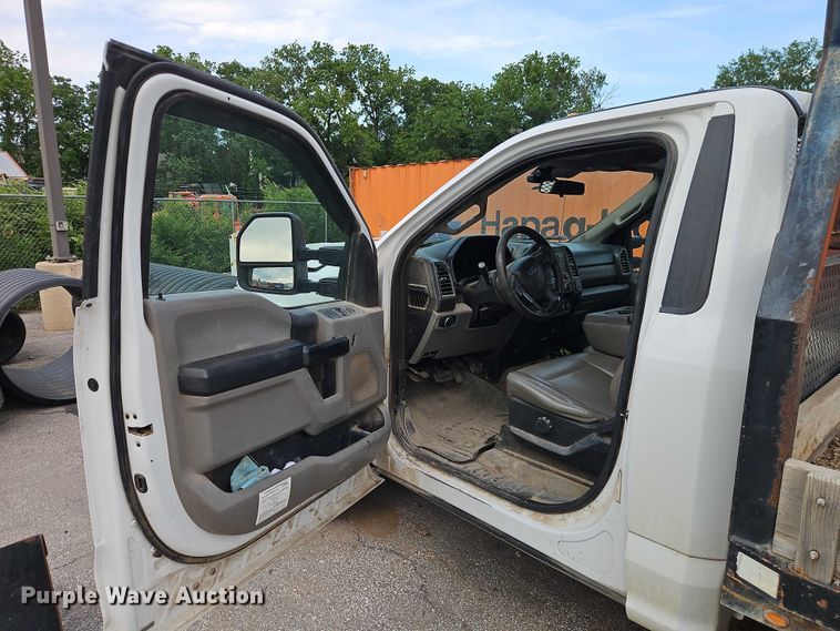 image for item EO7353 2018 Ford F350 Super Duty flatbed pickup truck