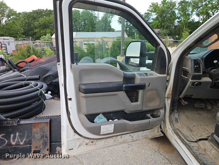 image for item EO7353 2018 Ford F350 Super Duty flatbed pickup truck