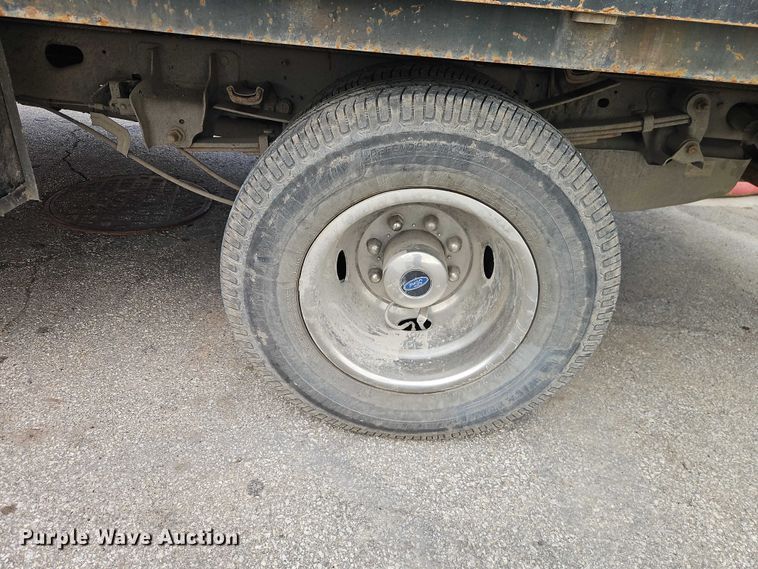 image for item EO7353 2018 Ford F350 Super Duty flatbed pickup truck