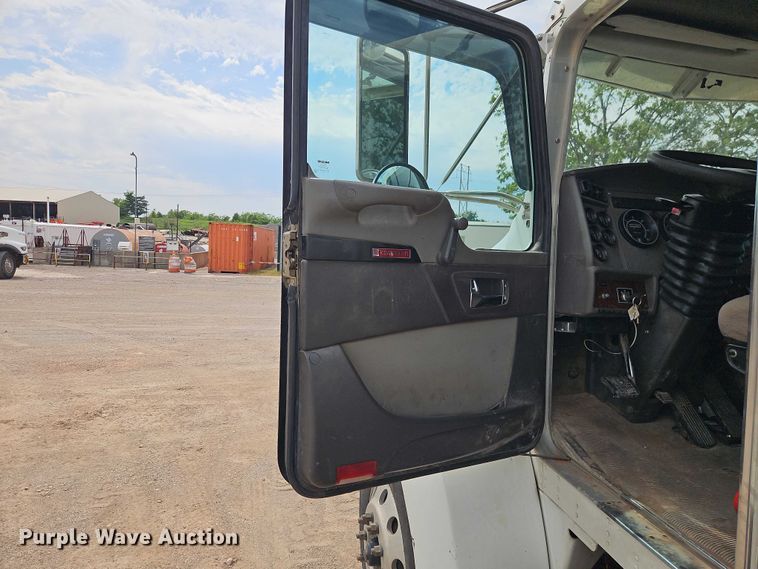 image for item EO7362 2007 Kenworth T300 utility / service truck
