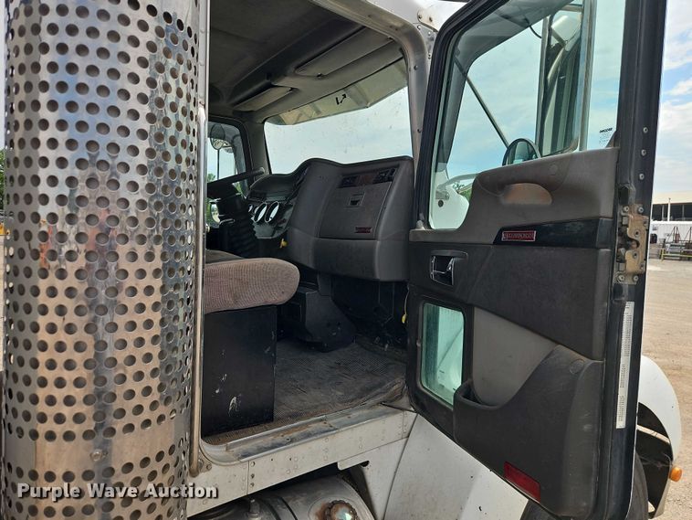 image for item EO7362 2007 Kenworth T300 utility / service truck