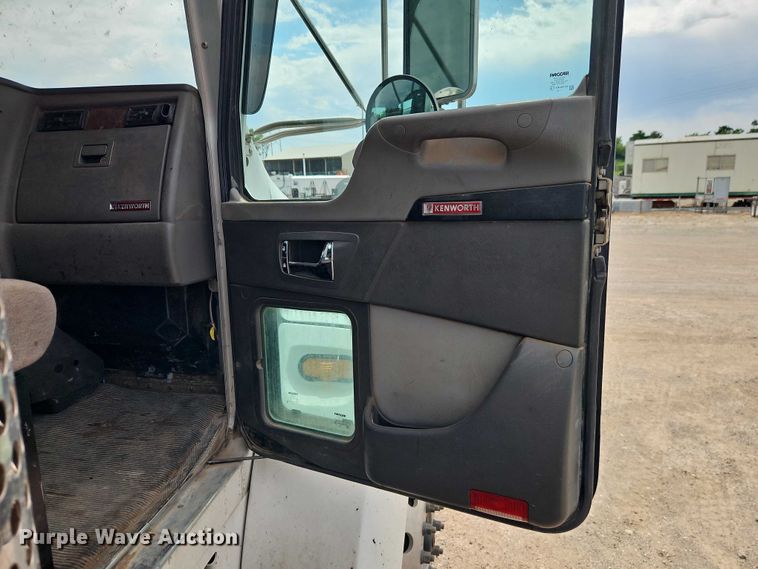 image for item EO7362 2007 Kenworth T300 utility / service truck