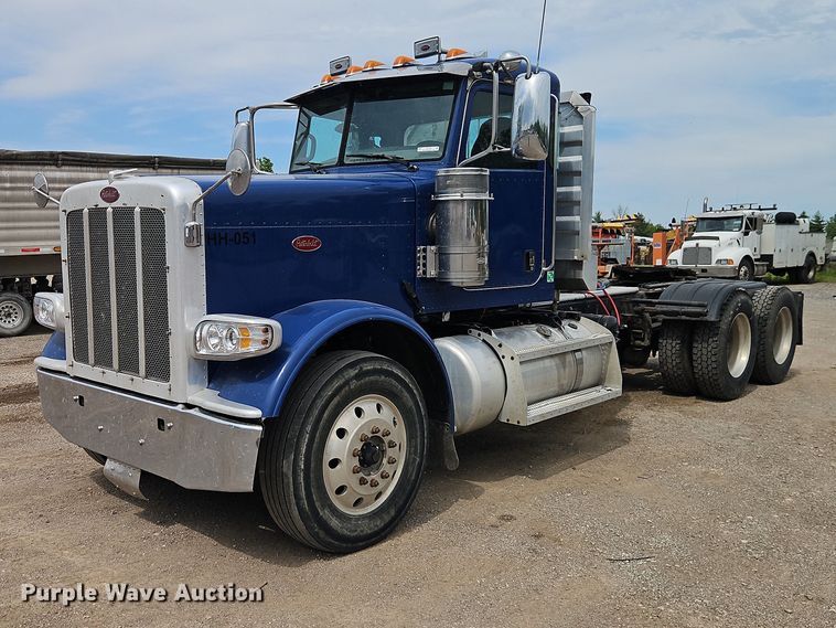 image for item EO7363 2013 Peterbilt 388 semi truck