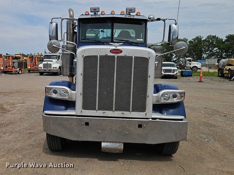 image for item EO7363 2013 Peterbilt 388 semi truck