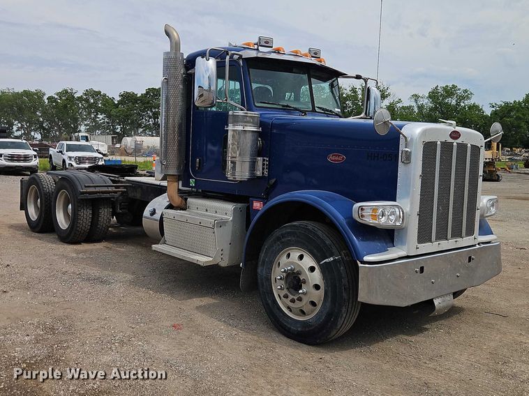image for item EO7363 2013 Peterbilt 388 semi truck