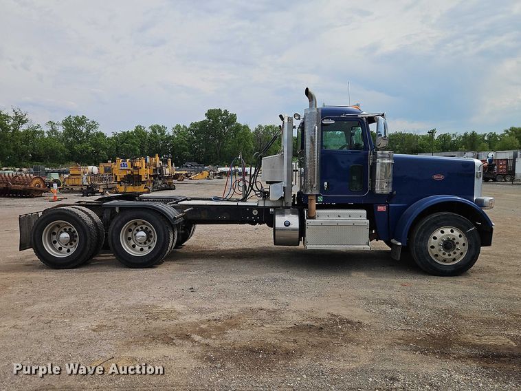 image for item EO7363 2013 Peterbilt 388 semi truck