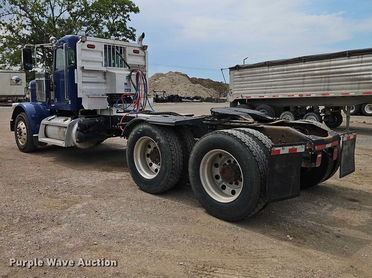image for item EO7363 2013 Peterbilt 388 semi truck