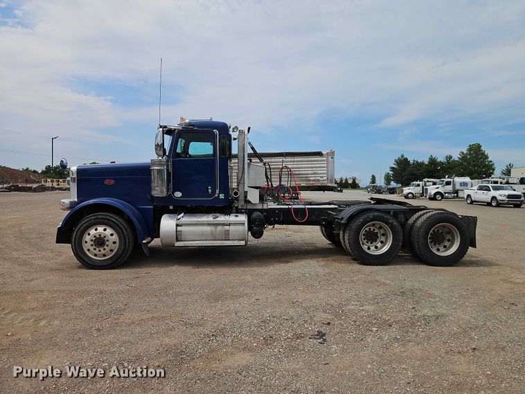 image for item EO7363 2013 Peterbilt 388 semi truck