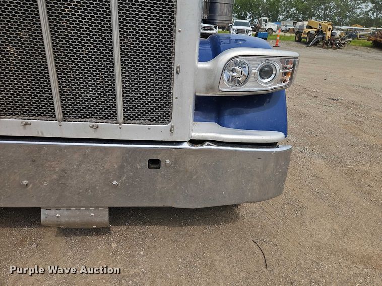 image for item EO7363 2013 Peterbilt 388 semi truck