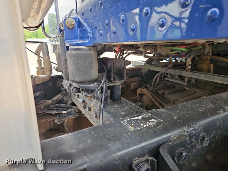 image for item EO7363 2013 Peterbilt 388 semi truck