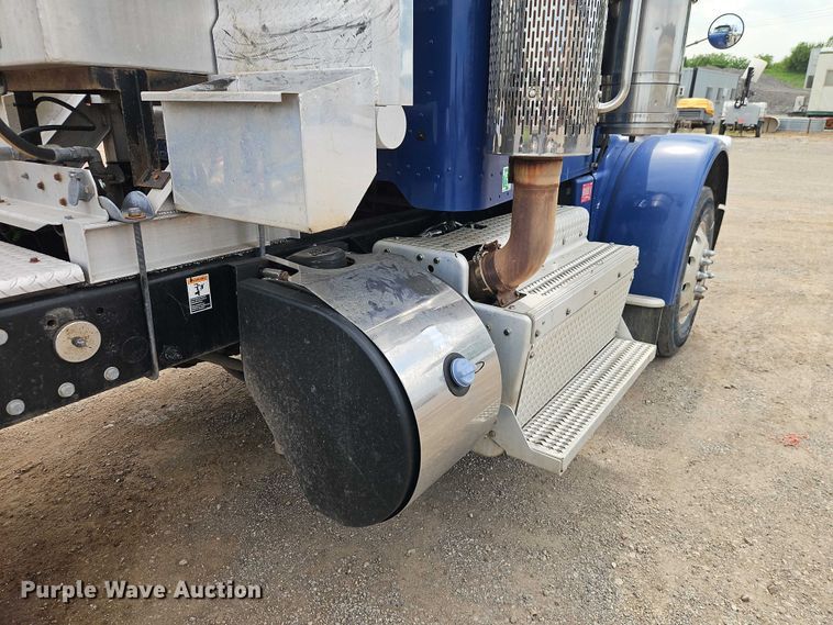 image for item EO7363 2013 Peterbilt 388 semi truck