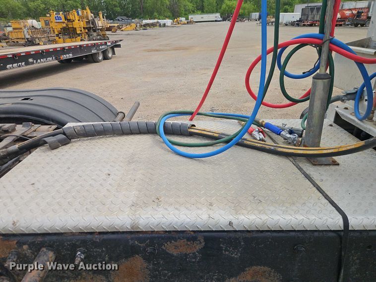 image for item EO7363 2013 Peterbilt 388 semi truck