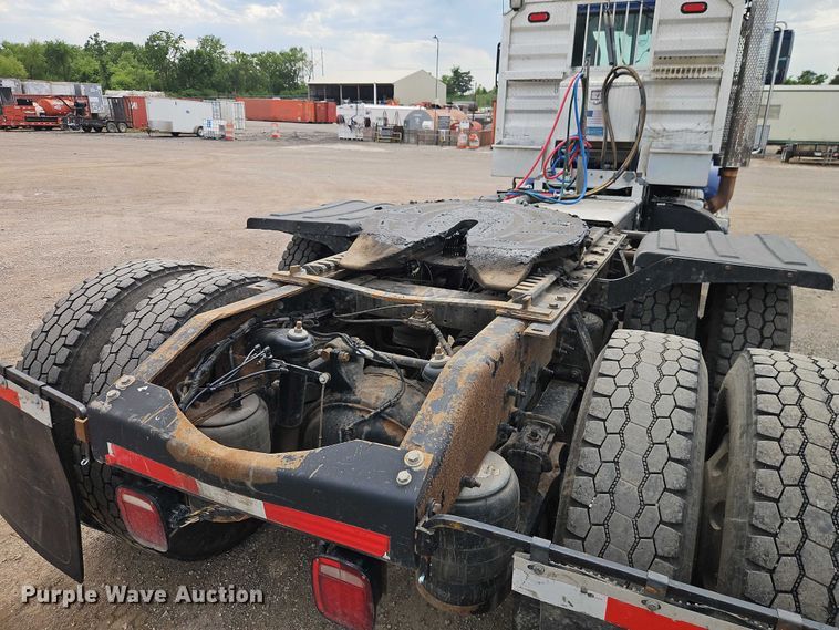 image for item EO7363 2013 Peterbilt 388 semi truck