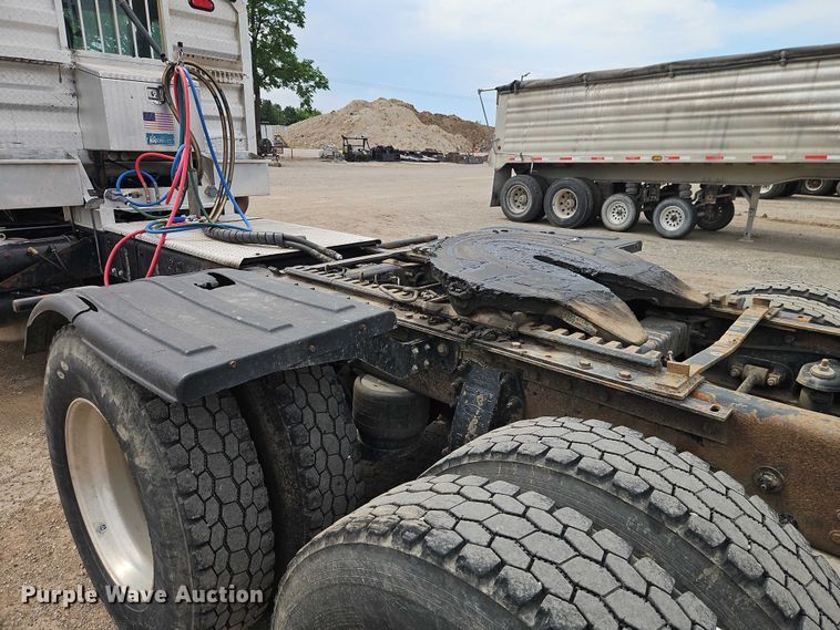 image for item EO7363 2013 Peterbilt 388 semi truck