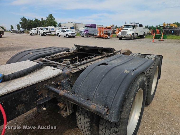 image for item EO7363 2013 Peterbilt 388 semi truck