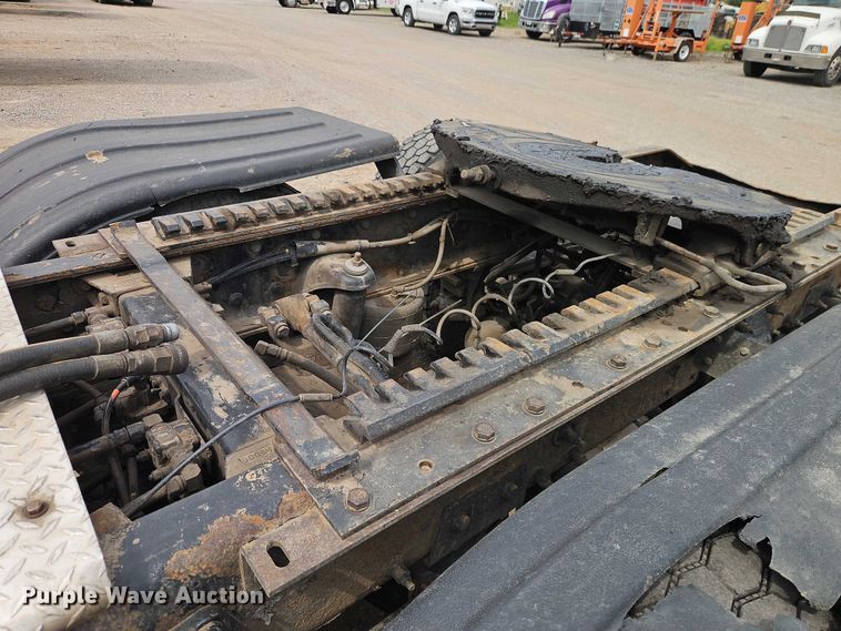 image for item EO7363 2013 Peterbilt 388 semi truck