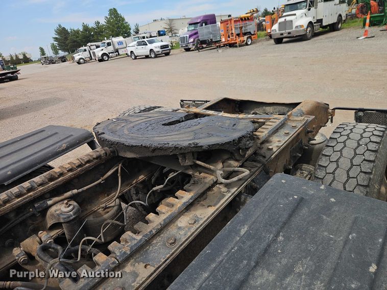 image for item EO7363 2013 Peterbilt 388 semi truck