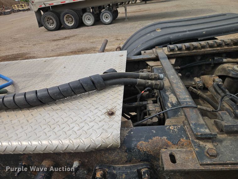 image for item EO7363 2013 Peterbilt 388 semi truck