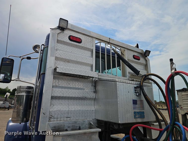 image for item EO7363 2013 Peterbilt 388 semi truck